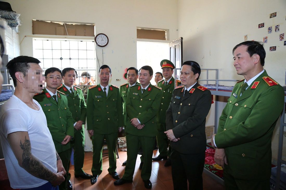 Các đồng chí: Thiếu tướng Trần Minh Tiến, Chánh Văn phòng Cơ quan CSĐT  Bộ Công an và Thiếu tướng Bùi Quang Thanh, Ủy viên Ban Thường vụ Tỉnh ủy, Bí thư Đảng ủy, Giám đốc Công an tỉnh thăm chỗ ở, sinh hoạt và lao động của học viên