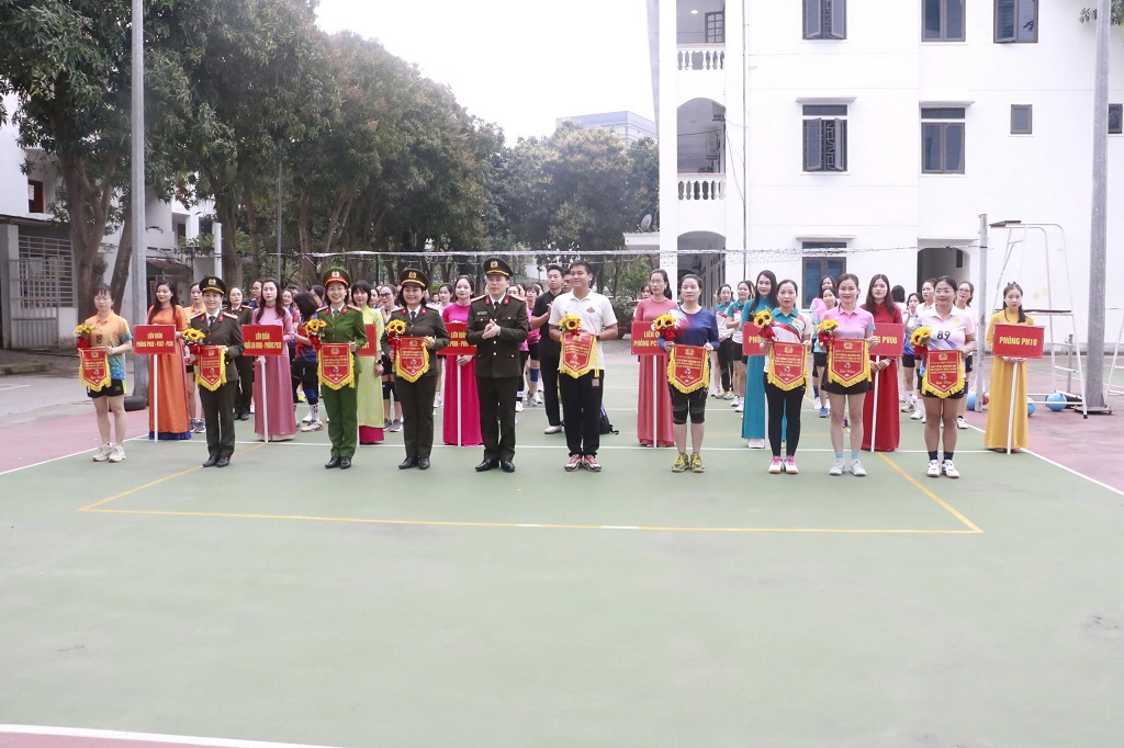 Đồng chí Đại tá Trần Hồng Quang - Phó Bí thư Đảng ủy, Phó Giám đốc Công an tỉnh tặng hoa và cờ lưu niệm cho các đội