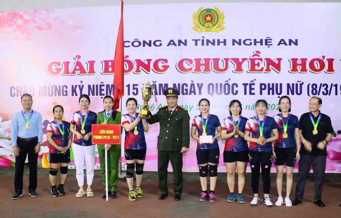 Đồng chí Thượng tá Nguyễn Trọng Khanh, Trưởng phòng Công tác chính trị trao giải Nhất cho đội Liên quân Phòng Cảnh sát Thi hành án hình sự và hỗ trợ tư pháp và Trại Tạm giam