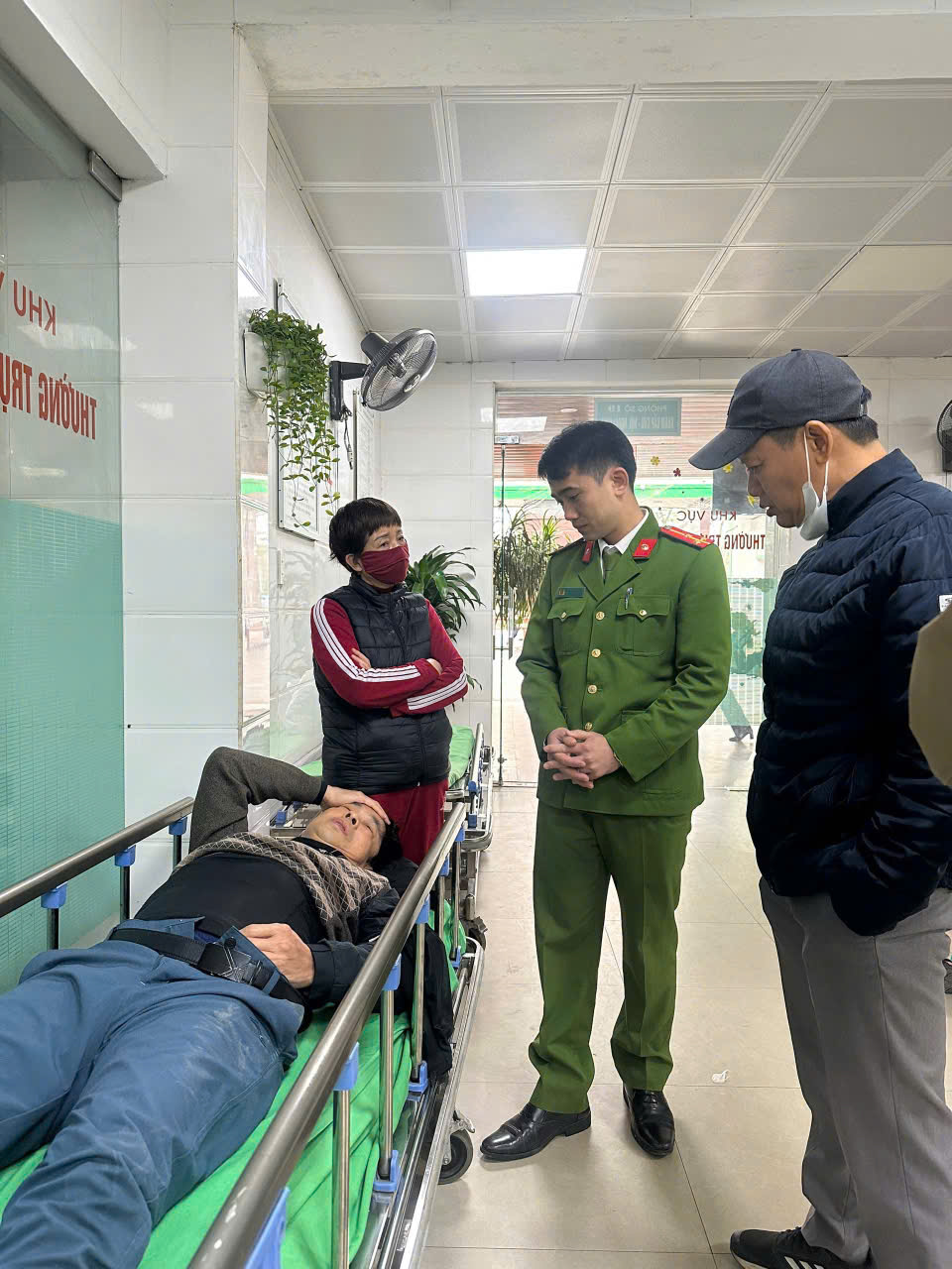 02 chiến sỹ Công an cùng người dân kịp thời đưa bệnh nhân tới bệnh viện cấp cứu
