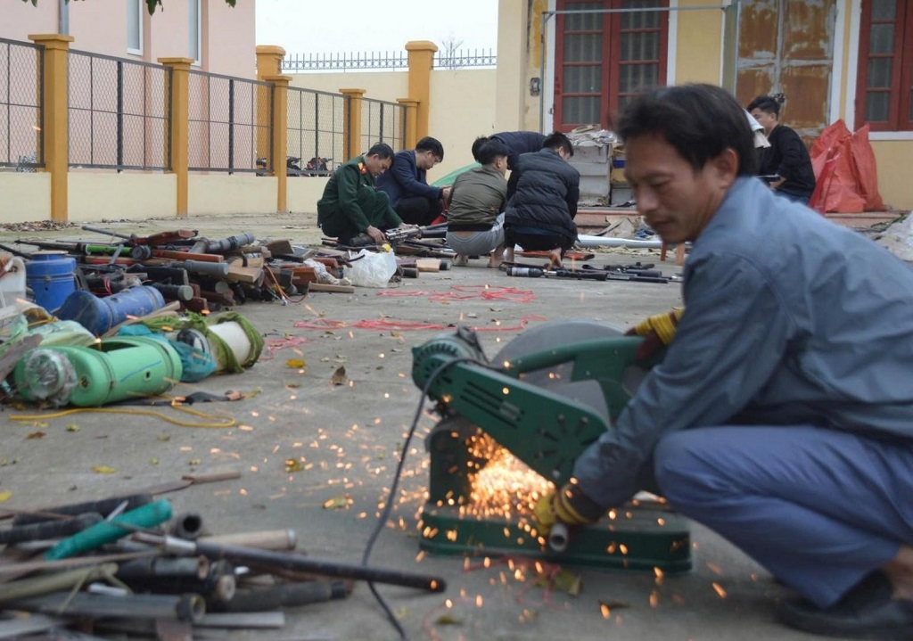 Các loại công cụ, vũ khí được cắt nhỏ, phá hủy hoàn toàn đảm bảo các quy định của pháp luật.