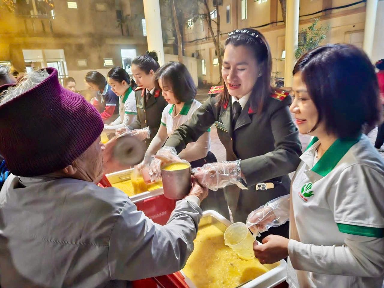 Những bát cháo thể hiện tinh thần tương thân, tương ái của chiến sĩ Công an