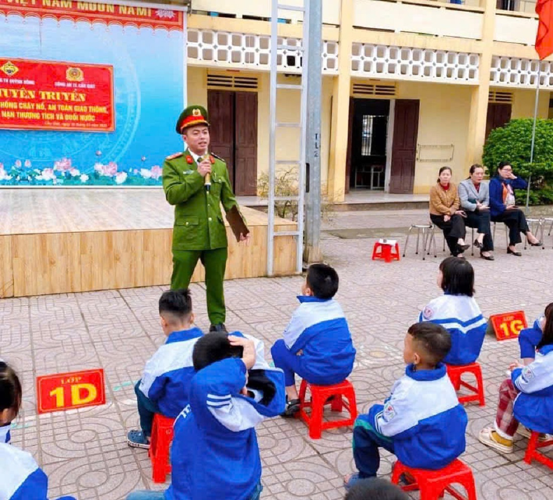 Tại buổi tuyên truyền, các cán bộ đã có những phần giao lưu với học sinh bằng các câu hỏi liên quan đến Luật giao thông đường bộ
