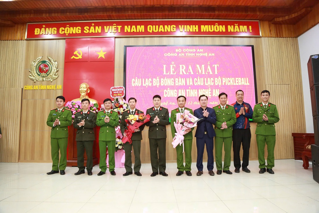 Lãnh đạo Công an tỉnh tặng hoa chúc mừng Ban chủ nhiệm câu lạc bộ bóng bàn Công an tỉnh
