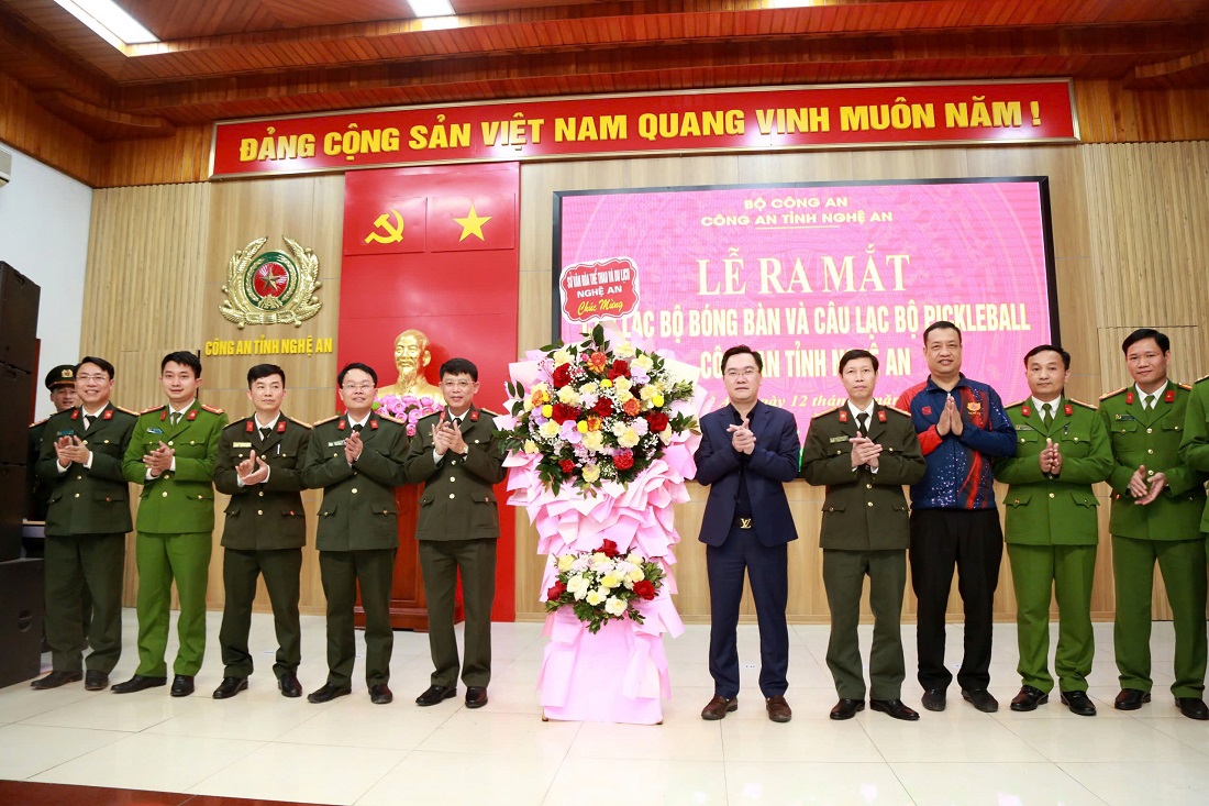 Đồng chí Hoàng Văn Phúc - Phó Giám đốc Sở Văn hóa, Thể thao và Du lịch tặng hoa chúc mừng Ban chủ nhiệm 02 câu lạc bộ 