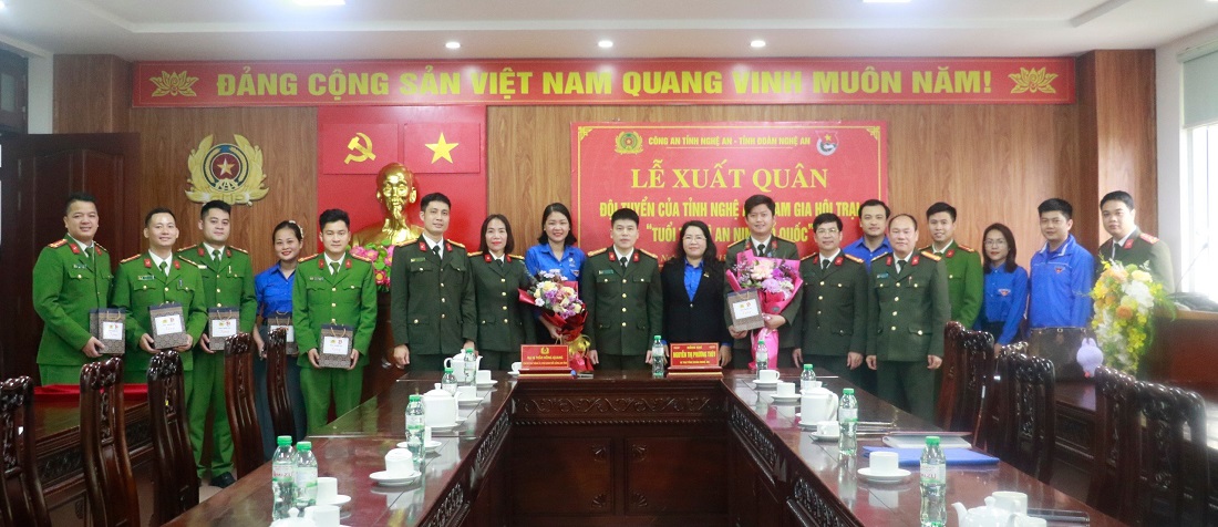 Lãnh đạo Công an tỉnh và Thường trực Tỉnh đoàn Nghệ An tặng hoa động viên, cổ vũ đội tuyển tham gia Hội trại