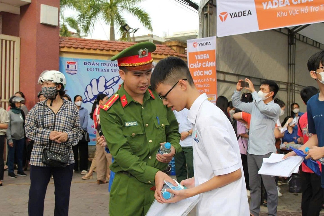 Với vai trò Phó Bí thư, Thượng úy Nguyễn Bá Bình luôn gương mẫu đi đầu trong các phong trào do Chi đoàn phát động