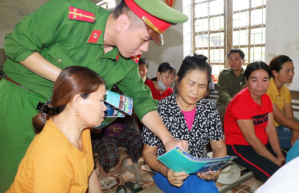 Công an cấp xã hướng dẫn thủ tục hành chính cho người dân