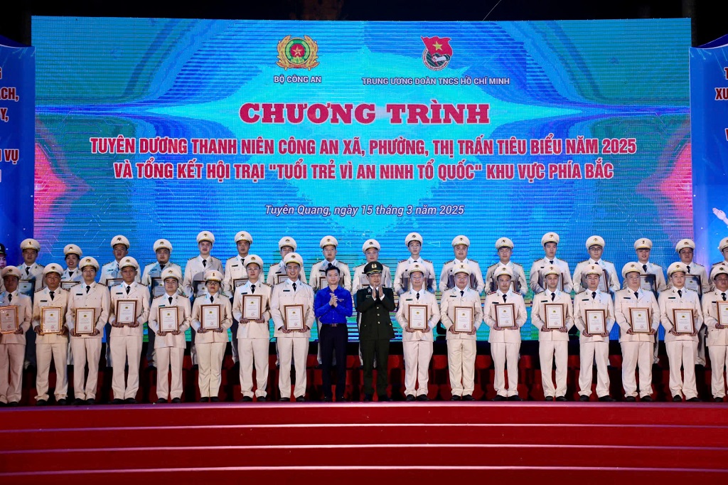 Đồng chí Nguyễn Minh Triết, Bí thư Trung ương Đoàn và Trung tướng Nguyễn Ngọc Toàn, Cục trưởng Cục Công tác chính trị, Bộ Công an trao bằng khen cho 80 thanh niên Công an xã, phường, thị trấn tiêu biểu năm 2025.