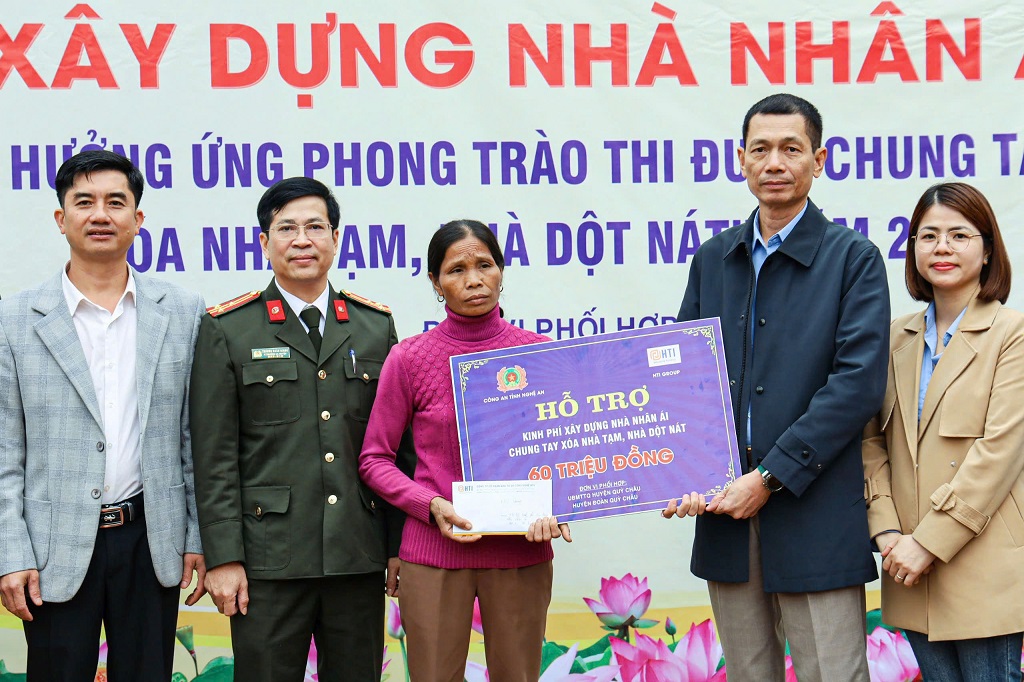 Trao tặng tiền hỗ trợ xây nhà cho gia đình bà Hà Thị Nga