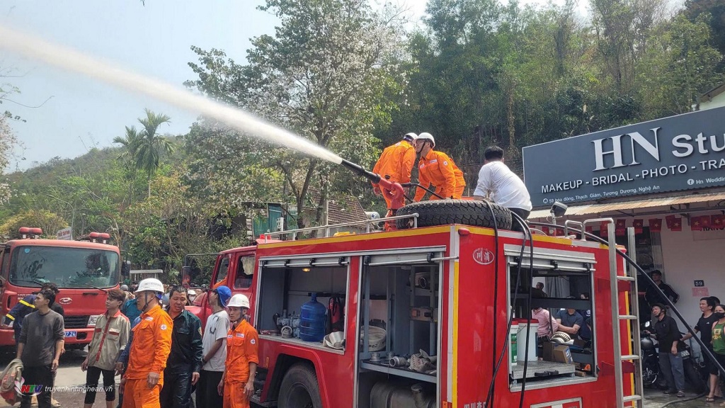 Lực lượng chữa cháy Công ty Thủy điện Bản Vẽ phối hợp cùng người dân và cảnh sát PCCC dập lửa tại Trung tâm bảo hành điện máy – điện lạnh Bảo Việt.