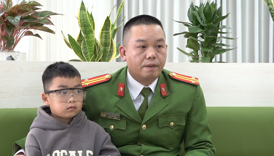 Trung tá Nguyễn Viết Nguyên và cháu Vi Thiên Phú