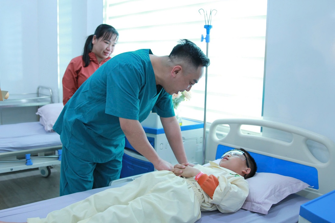 Bác sĩ Hoàng Trung Kiên, Giám đốc Bệnh viện Mắt Sài Gòn Vinh thăm khám cho cháu Phú sau ca phẫu thuật