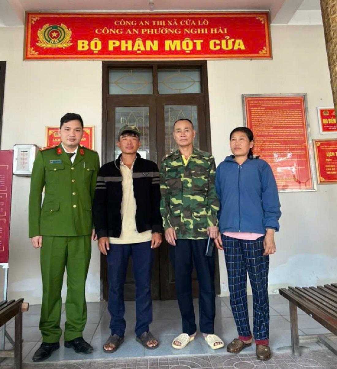 Lực lượng Công an phường và một số người dân