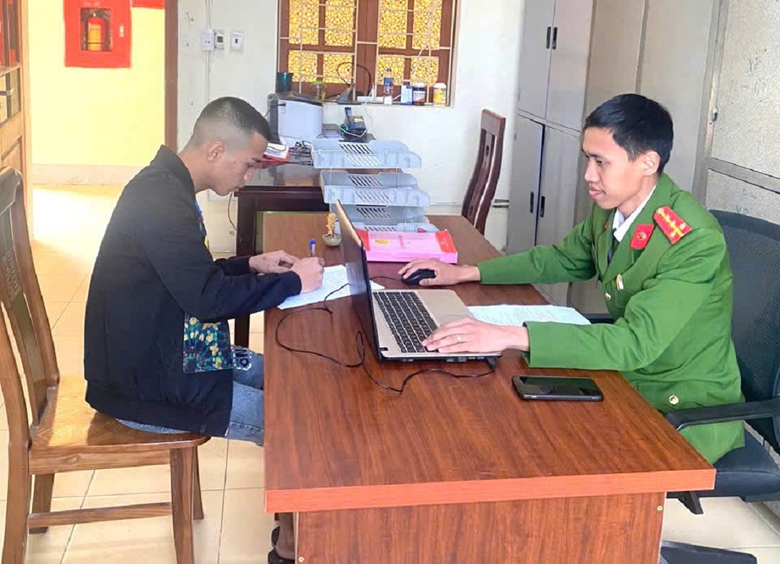 Công an thị trấn Hưng Nguyên, huyện Hưng Nguyên làm việc với đối tượng Nguyễn Quang Chinh