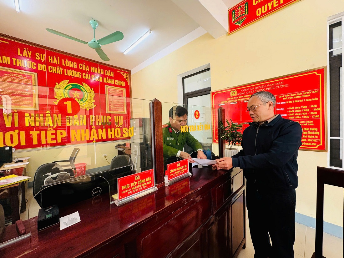 Công an xã Trung Phúc Cường, huyện Nam Đàn tận tình, chu đáo giải quyết các thủ tục hành chính cho người dân