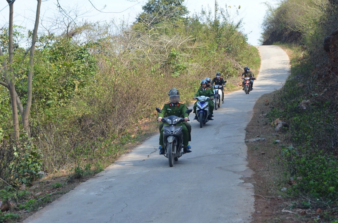 Công an xã biên giới Nậm Cắn, huyện Kỳ Sơn tăng cường tuần tra, kiểm soát trên từng bản làng