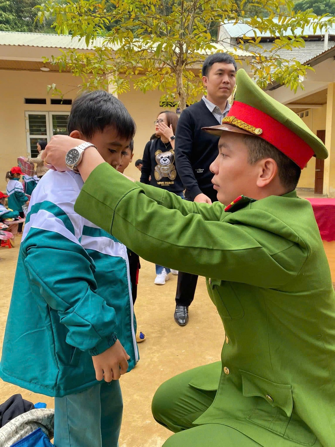 Với vai trò Bí thư Đoàn cơ sở, Đại úy Hoàng Thanh Đạt đã chủ động tham mưu tổ chức nhiều hoạt động từ thiện, hướng đến học sinh có hoàn cảnh khó khăn