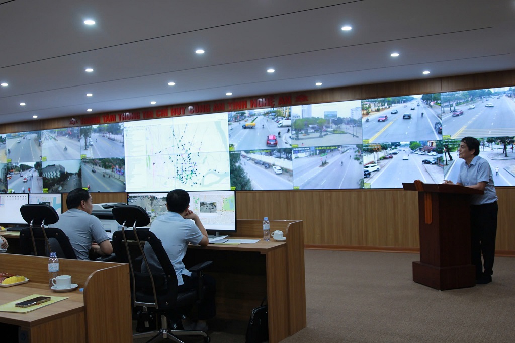  Các đại biểu nghe thuyết minh trực quan về hệ thống camera giám sát an ninh