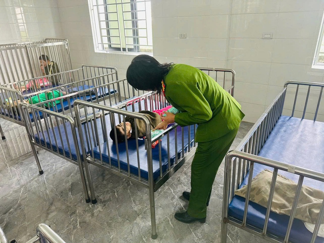 Đoàn Thanh niên Văn phòng Cơ quan Cảnh sát điều tra phối hợp các nhà hảo tâm trao tặng nhiều nhu yếu phẩm tại Trung tâm nuôi dưỡng trẻ mồ côi - khuyết tật 19/3 ở xã Nghi Diên, huyện Nghi Lộc