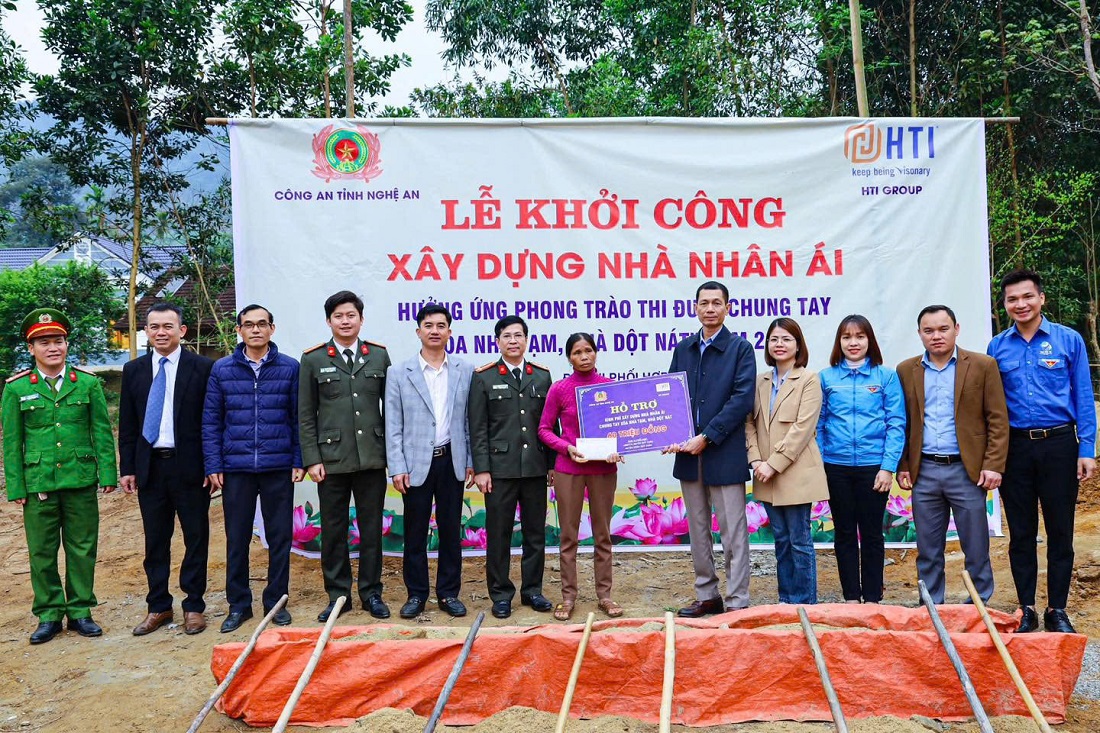 Công an tỉnh phối hợp Ban Thường vụ Huyện đoàn Qùy Châu và Công ty HTI Group trao tiền hỗ trợ xây dựng nhà cho hộ nghèo, hộ khó khăn về nhà ở trên địa bàn huyện Qùy Châu