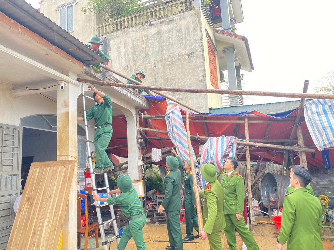 Đoàn viên thanh niên Trại Tạm giam phối hợp cụm kết nghĩa hỗ trợ sửa chữa nhà cho gia đình chính sách ở khối Trung Mỹ, phường Hưng Đông, TP Vinh