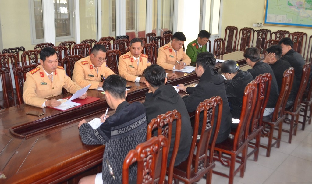 Tổ CSGT địa bàn thành phố Vinh lập biên bản xử lý các trường hợp thanh, thiếu niên, học sinh vi phạm