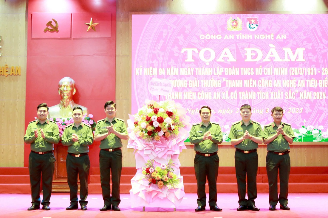 Lãnh đạo Công an tỉnh tặng hoa chúc mừng Ban Thanh niên