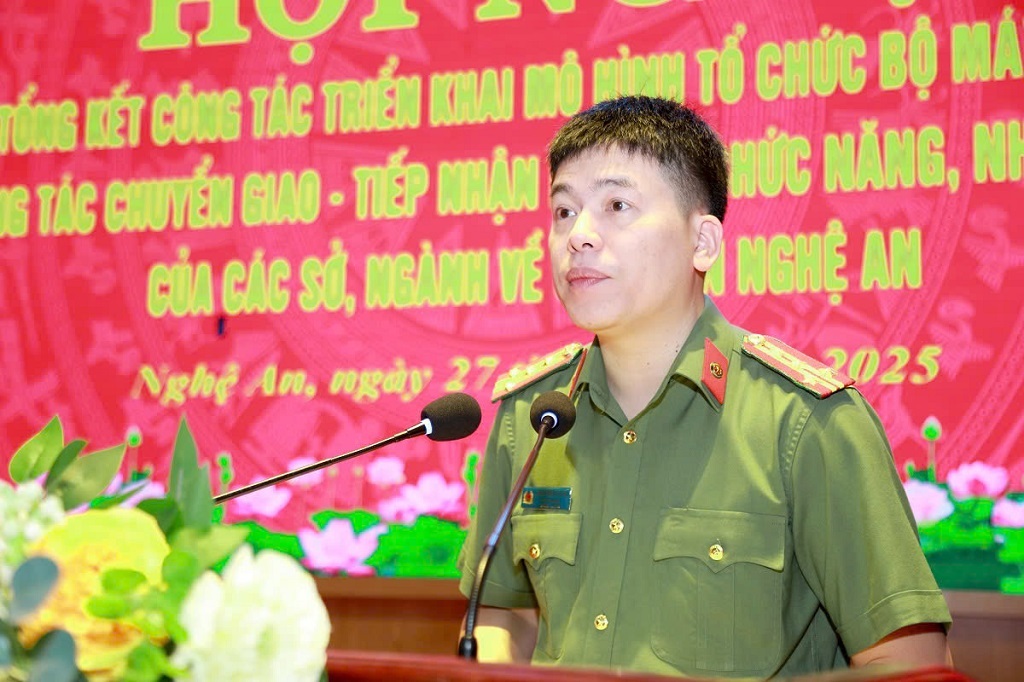 Đồng chí Đại tá Trần Hồng Quang, Phó Bí thư Đảng ủy, Phó Giám đốc Công an tỉnh phát biểu tại Hội nghị