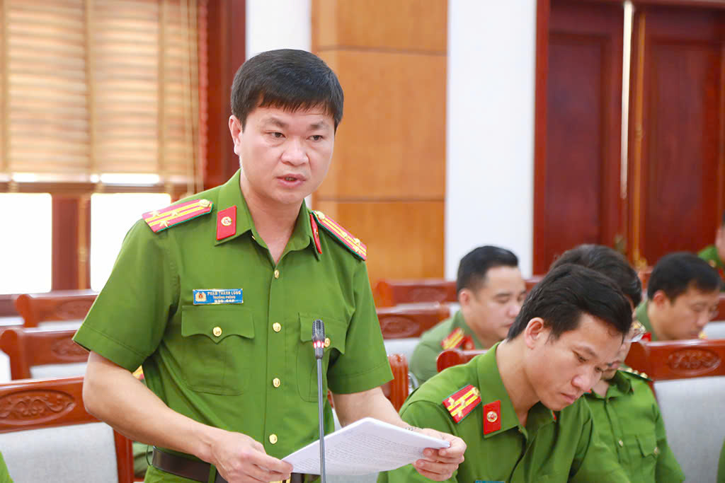 Đại diện lãnh đạo các phòng báo cáo kết quả trên các mặt công tác