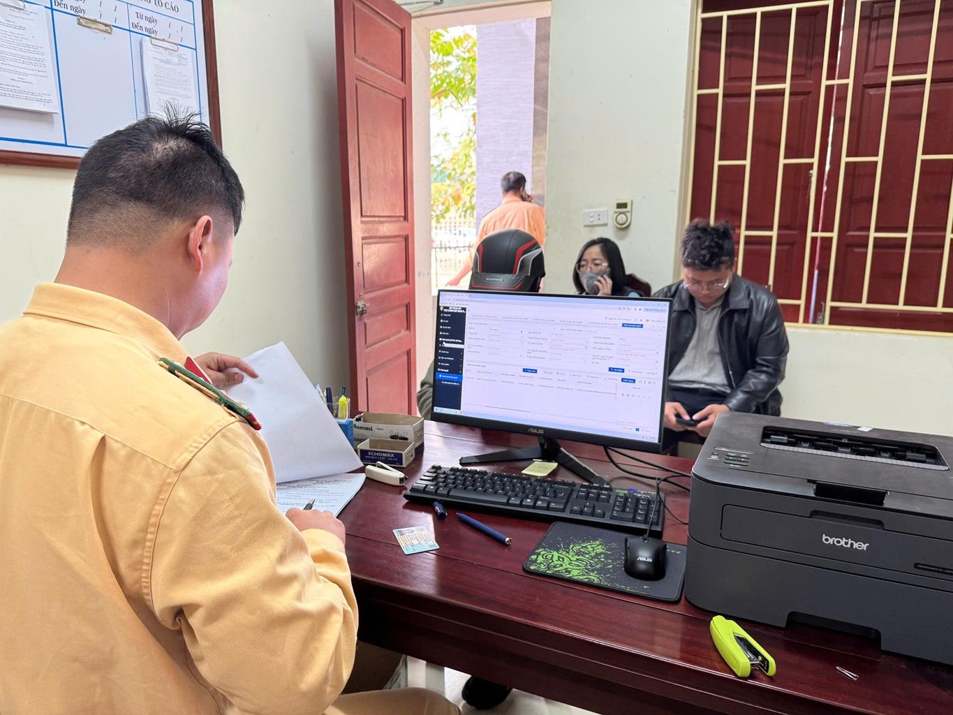 Tổ CSGT Yên Thành (thuộc Trạm CSGT Diễn Châu) tiếp nhận và xử lý thủ tục hành chính giúp người dân