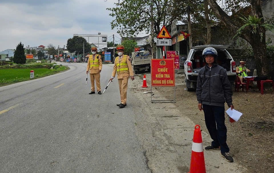 Tổ Cảnh sát giao thông Quỳ Hợp (thuộc Đội CSGT đường bộ số 1) làm nhiệm vụ tuần tra, xử lý vi phạm tại địa bàn quản lý