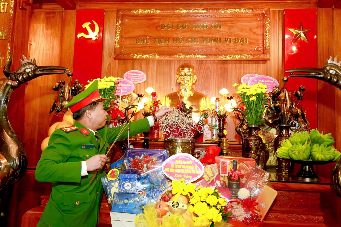 Đồng chí Đại tá Nguyễn Duy Thanh – Phó Giám đốc Công an tỉnh dâng hoa, dâng hương tưởng niệm Chủ tịch Hồ Chí Minh