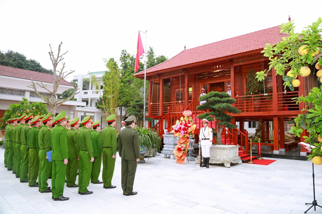 Đoàn đại biểu dâng hoa, dâng hương tưởng niệm Chủ tịch Hồ Chí Minh