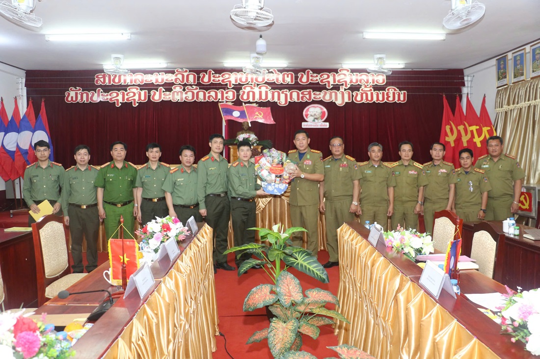 Đoàn công tác Công an tỉnh Nghệ An tặng quà và chúc mừng Công an tỉnh Xay Xổm Bun nhân dịp Tết cổ truyền