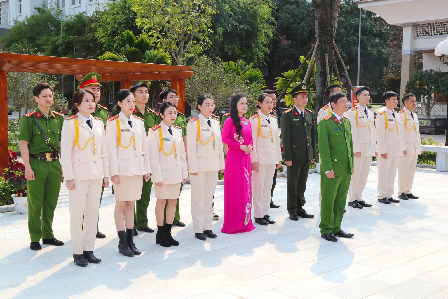 Đại diện Lãnh đạo Công an tỉnh và đại diện Đoàn nghệ thuật quần chúng Công an tỉnh tổ chức lễ dâng hoa, dâng hương tại Nhà tưởng niệm Chủ tịch Hồ Chí Minh trong khuôn viên Công an tỉnh