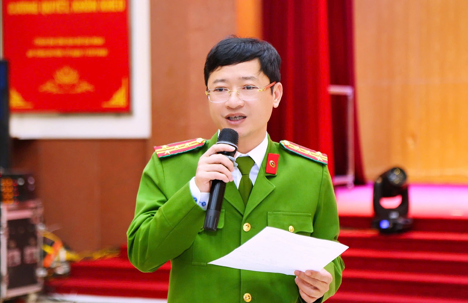 Đồng chí Đại tá Trần Ngọc Tuấn - Phó Giám đốc Công an tỉnh phát biểu tại Hội diễn