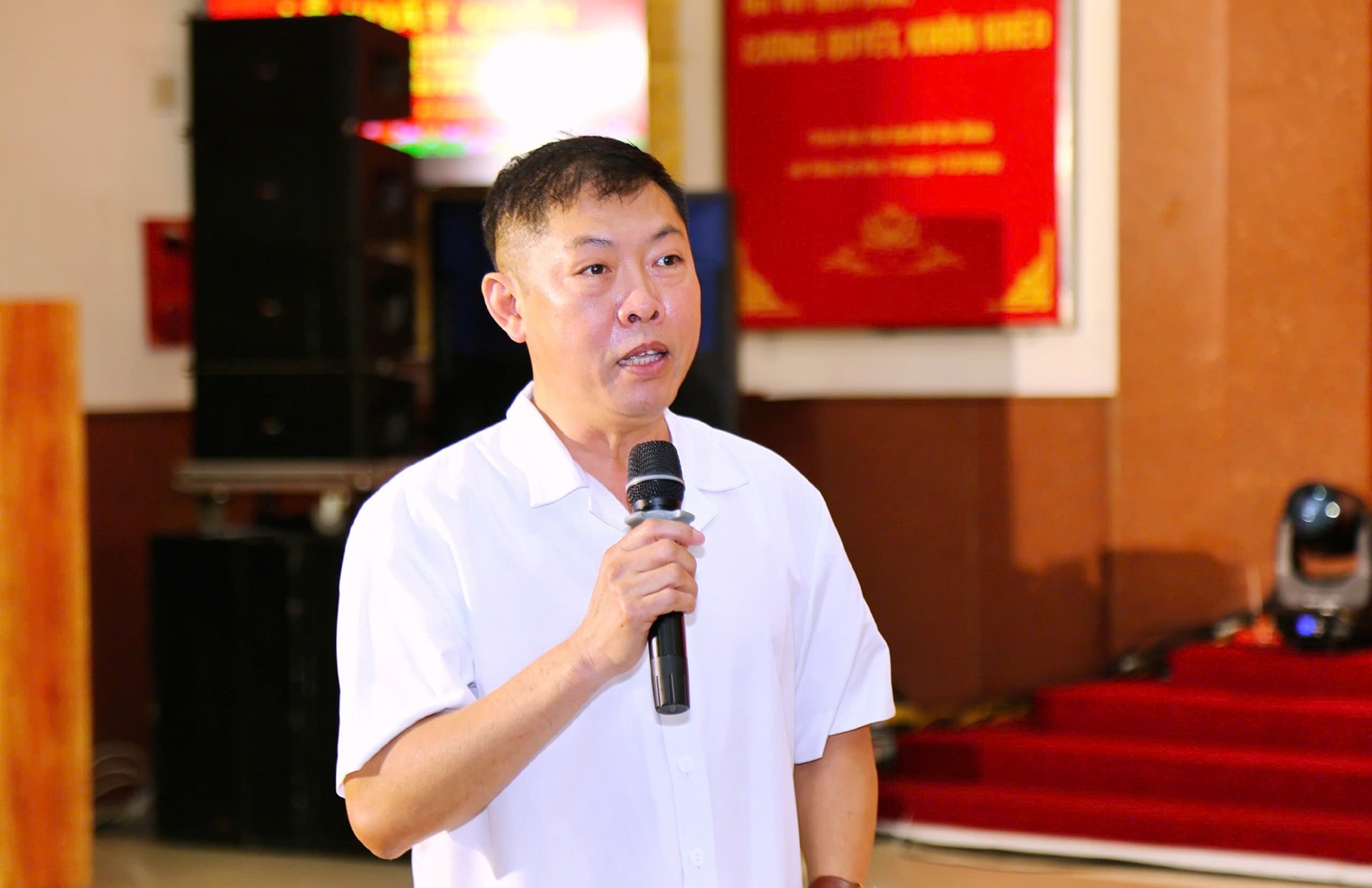 Nghệ sỹ ưu tú Tạ Hồng Dương tổng đạo diễn chương trình phát biểu tiếp nhận các ý kiến của Lãnh đạo Công an tỉnh tại Hội diễn
