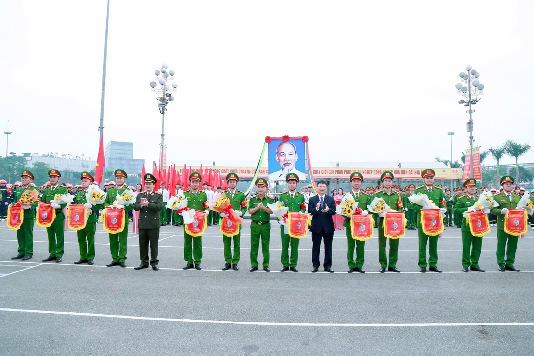 Lãnh đạo tỉnh Nghệ An tặng cờ và hoa động viên các đội tham gia thi đấu