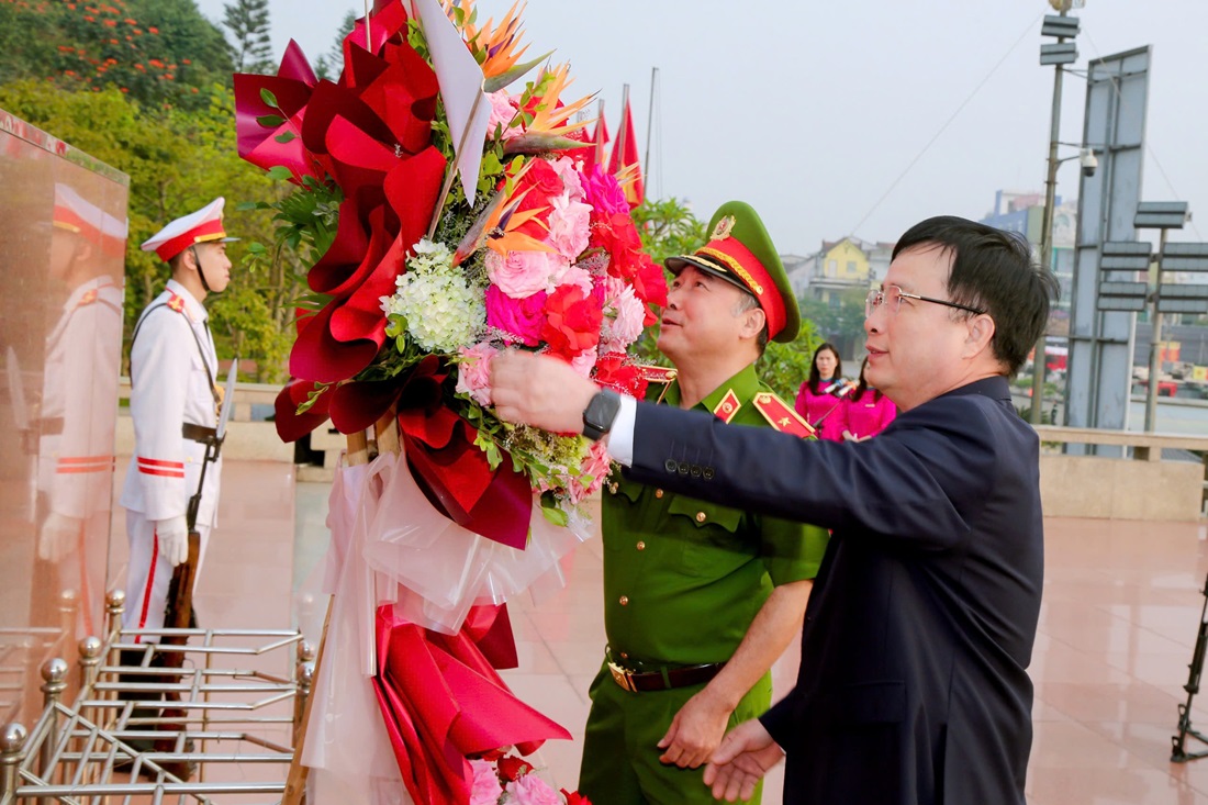 Đoàn đại biểu dâng lẵng hoa tươi thắm, bày tỏ lòng thành kính và biết ơn vô hạn trước công lao trời biển của Chủ tịch Hồ Chí Minh tại Quảng trường mang tên Người