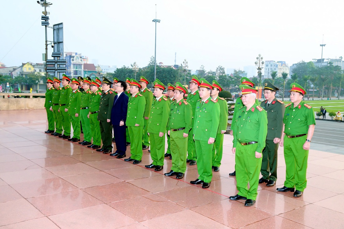 Đoàn đại biểu nguyện sẽ tiếp tục học tập, làm theo tư tưởng, đạo đức, phong cách của Người; mang hết tâm sức, trí tuệ phụng sự Tổ quốc, phục vụ Nhân dân