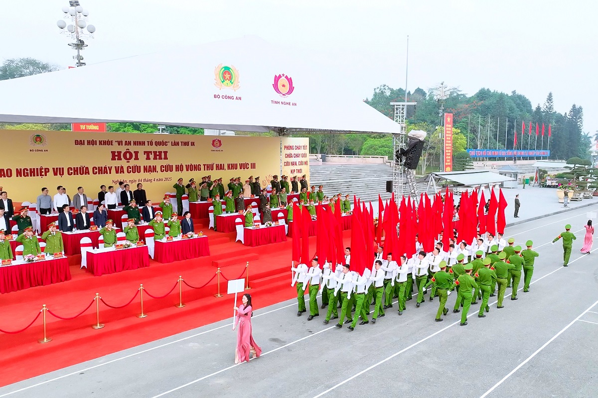 Khối Hồng kỳ diễu hành qua lễ đài