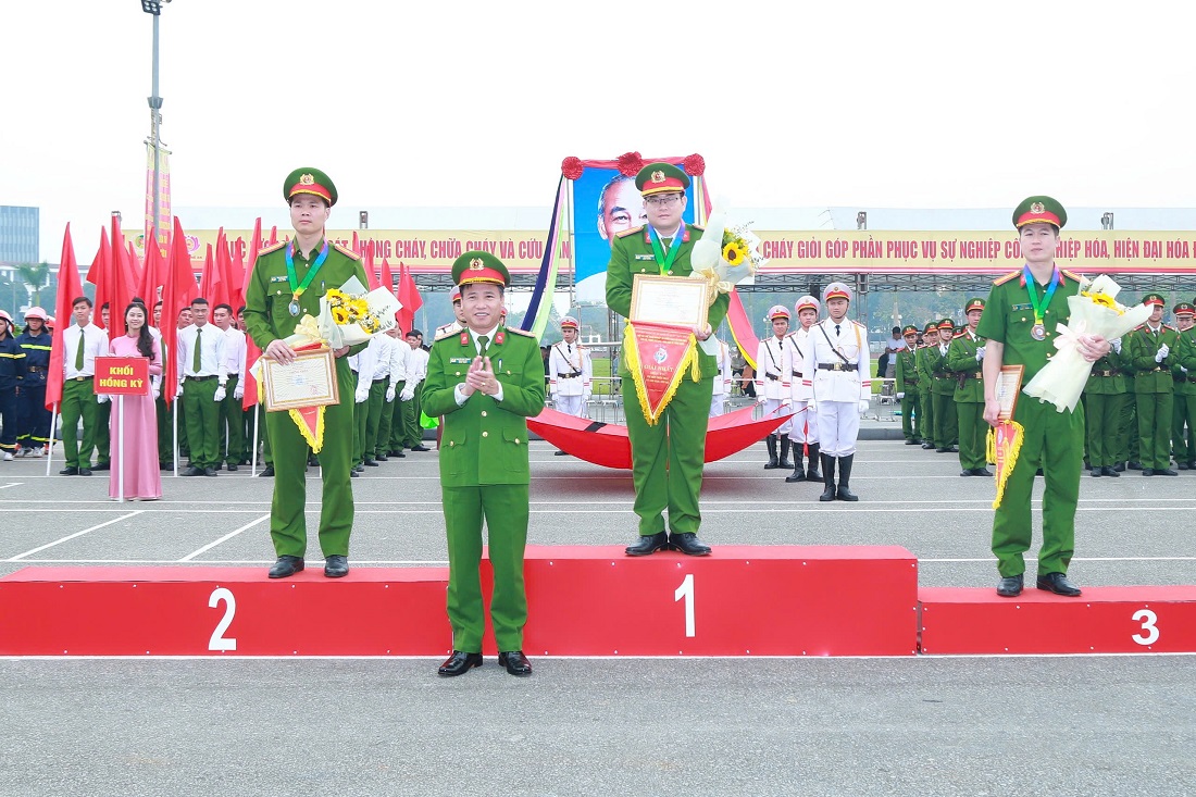 Đồng chí Đại tá Nguyễn Duy Thanh, Phó Giám đốc Công an tỉnh Nghệ An trao huy chương, cờ giải và giấy chứng nhận thành tích tặng các Đội dự thi đạt giải môn thi Chỉ huy chữa cháy và cứu nạn, cứu hộ