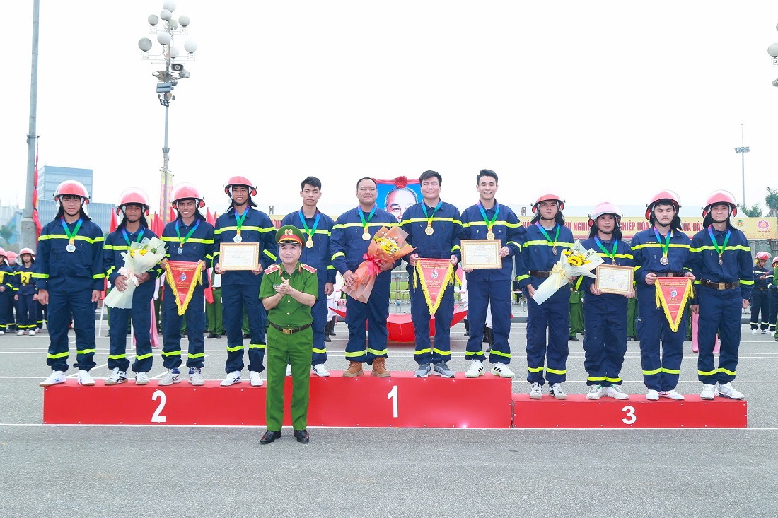 Đồng chí Thiếu tướng Nguyễn Đình Hoàn - Phó Cục trưởng Cục Cảnh sát phòng cháy, chữa cháy và cứu nạn, cứu hộ trao huy chương, cờ giải và giấy chứng nhận thành tích tặng các Đội dự thi đạt giải môn thi Bơi cứu nạn, cứu hộ