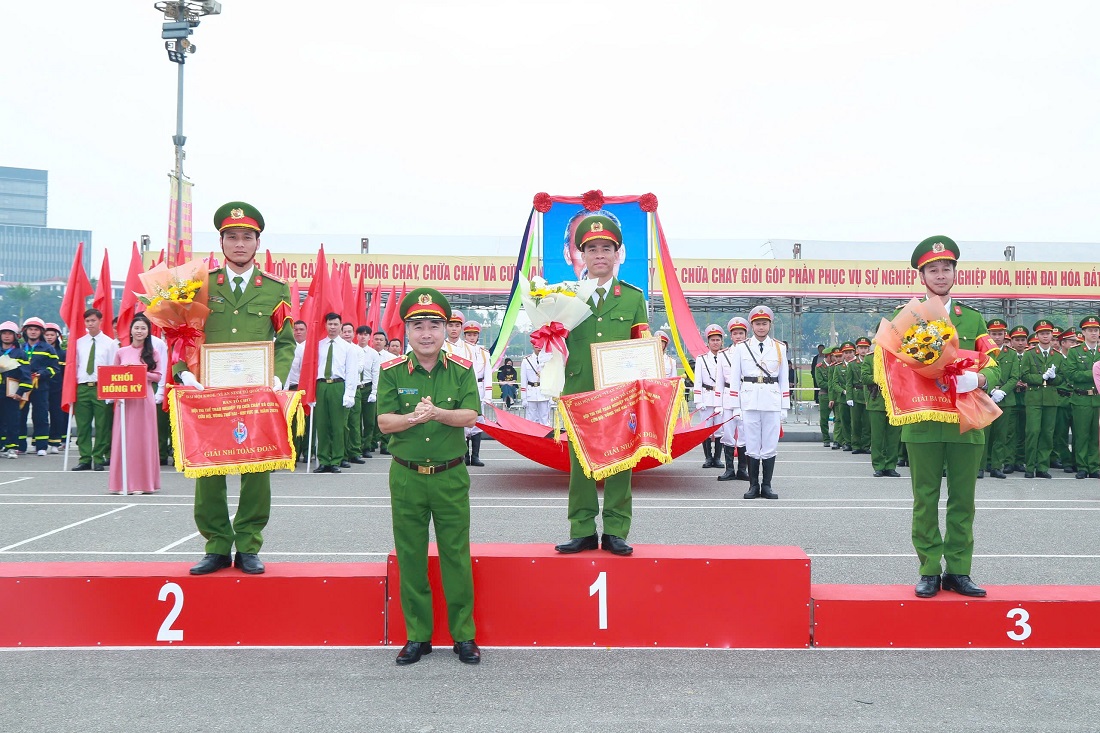 Đồng chí Thiếu tướng Nguyễn Đình Hoàn - Phó Cục trưởng Cục Cảnh sát phòng cháy, chữa cháy và cứu nạn, cứu hộ trao giải toàn đoàn cho các đội tuyển xuất sắc nhất trong Hội thi Thể thao Nghiệp vụ chữa cháy và CNCH Vòng thứ hai – Khu vực 3