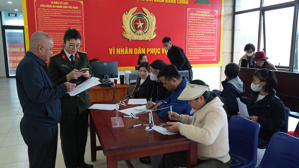 Cán bộ Phòng Hồ sơ nghiệp vụ tại Trung tâm hành chính công tỉnh tích cực hỗ trợ người dân kể cả ngày nghỉ