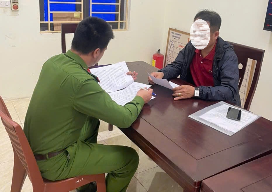 Công an xã Diễn Thọ làm việc với H.M.T