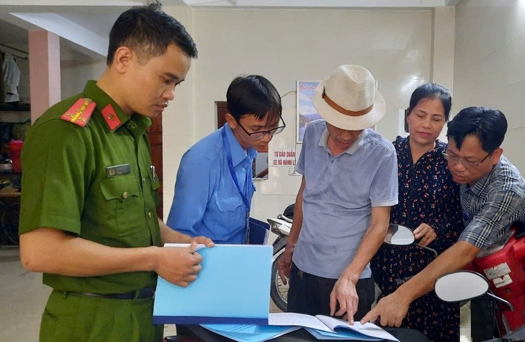 Lực lượng chức năng phường Trung Đô (TP Vinh) kiểm tra công tác PCCC tại một chung cư mi ni trên địa bàn