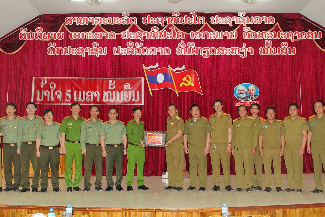 Đoàn công tác Công an tỉnh Nghệ An tặng quà và chúc mừng Công an tỉnh Xay Sổm Bun nhân dịp Tết cổ truyền
