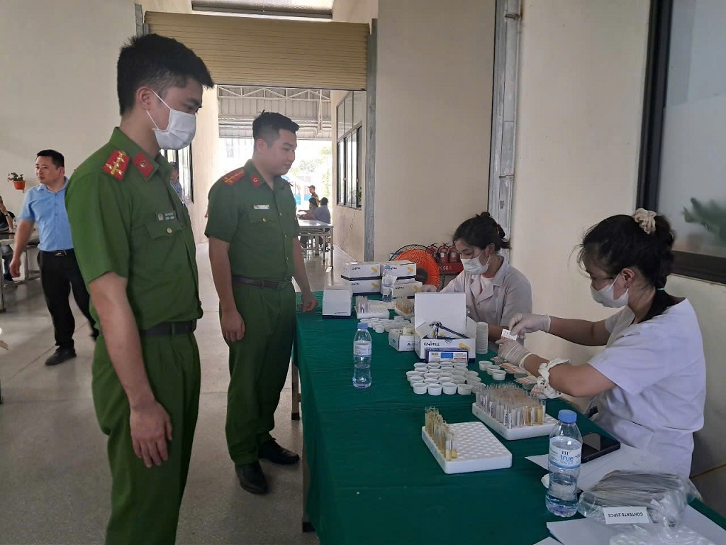 Lực lượng Công an phối hợp với cơ sở y tế địa phương tổ chức giám sát quá trình lấy mẫu